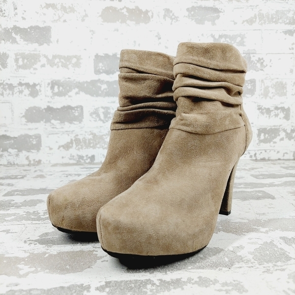 Me Too Lloyd Taupe Tan Pleated Leather Slip On Back Zip Heeled Ankle Boots V273 - Picture 2 of 13